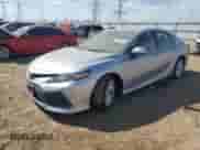 2021 Toyota Camry LE z VIN 4T1R11AK8MU455540, wystawiony jako Copart lot #82185805 z przebiegiem 16 292 mil mil oraz Szkoda całkowita • Salvage title. Historia ofert i sprzedaży dostępna na DreamBid. Obrazek 1.