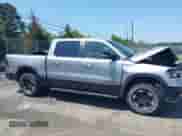 2019 Ram 1500 Rebel z VIN 1C6SRFLT8KN797618, wystawiony jako IAAI lot #42556663 z przebiegiem 92 606 mil mil oraz . Historia ofert i sprzedaży dostępna na DreamBid. Obrazek 13.