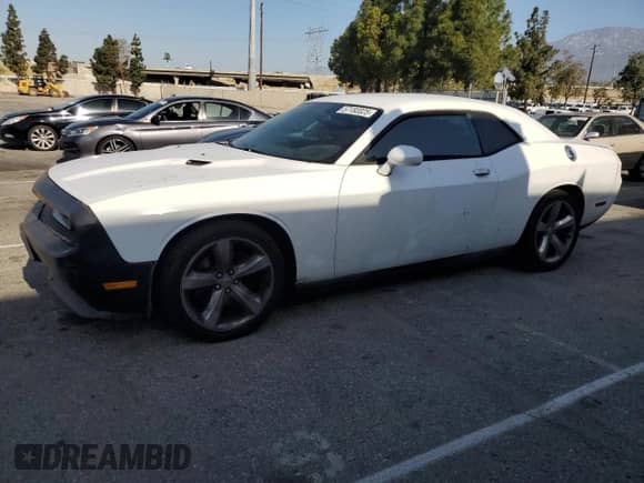 2013 Dodge Challenger SXT z VIN 2C3CDYAG1DH649582, wystawiony jako Copart lot #57182025 z przebiegiem 150 703 mil mil oraz Czysty tytuł • Clean title. Historia ofert i sprzedaży dostępna na DreamBid. Obrazek 1.