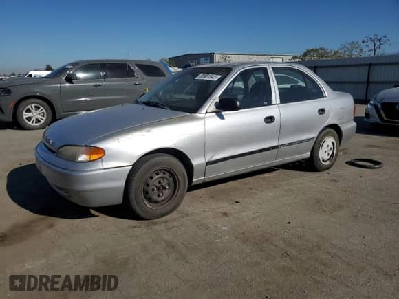 1996 Hyundai Accent z VIN KMHVF14N4TU316378, wystawiony jako Copart lot #88981945 z przebiegiem 128 650 mil mil oraz Czysty tytuł • Clean title. Historia ofert i sprzedaży dostępna na DreamBid. Obrazek 1.