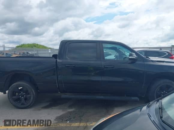 2019 Ram 1500 Big Horn z VIN 1C6SRFMT1KN631116, wystawiony jako IAAI lot #42836920 z przebiegiem 85 820 mil mil oraz . Historia ofert i sprzedaży dostępna na DreamBid. Obrazek 13.