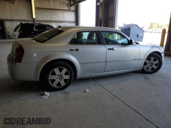 2005 Chrysler 300 300C AWD with VIN 2C3AK63H65H638909, listed as a Copart auction lot 81298895 with 237,011 mi miles and Salvage title. Bid and sale history available at DreamBid. Image 3.