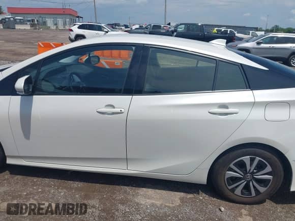 2018 Toyota Prius Plus z VIN JTDKARFP5J3070415, wystawiony jako IAAI lot #42701325 z przebiegiem 77 529 mil mil oraz . Historia ofert i sprzedaży dostępna na DreamBid. Obrazek 14.