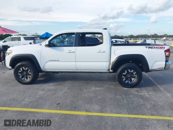 2017 Toyota Tacoma SR5 z VIN 5TFCZ5AN9HX062140, wystawiony jako IAAI lot #43557897 z przebiegiem 172 119 mil mil oraz . Historia ofert i sprzedaży dostępna na DreamBid. Obrazek 14.