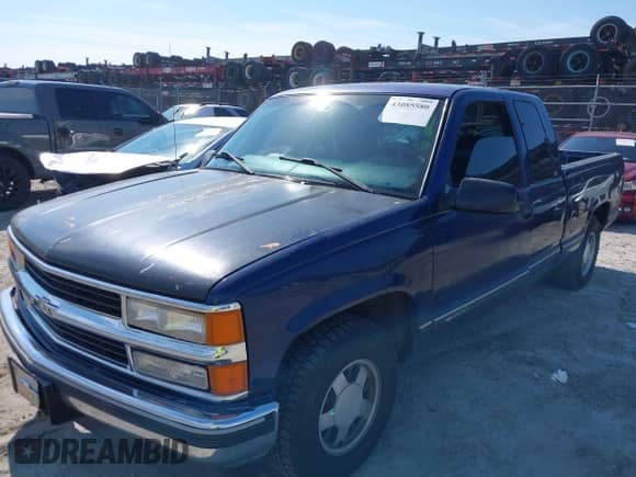 1998 Chevrolet Silverado 1500 z VIN 2GCEC19R3W1113605, wystawiony jako IAAI lot #43085580 z przebiegiem 378 005 mil mil oraz . Historia ofert i sprzedaży dostępna na DreamBid. Obrazek 2.