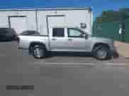 2011 Chevrolet Colorado 1LT z VIN 1GCHTCFE4B8111542, wystawiony jako IAAI lot #43481988 z przebiegiem 79 644 mil mil oraz . Historia ofert i sprzedaży dostępna na DreamBid. Obrazek 13.