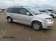 2010 Dodge Grand Caravan SXT с VIN 2D4RN5D18AR261427, выставлен на аукционе Copart как лот 71442315 с пробегом 177 644 миль миль и Списание • Salvage title. История ставок и продаж доступна на DreamBid. Изображение 4.