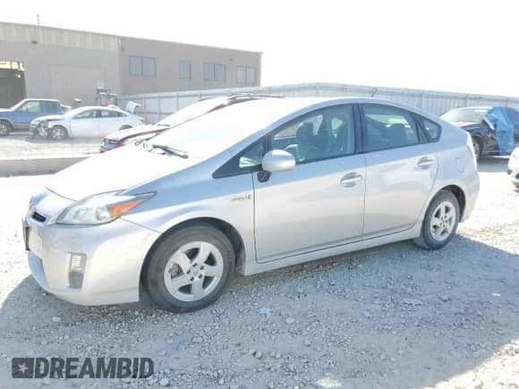 2010 Toyota Prius III z VIN JTDKN3DU7A0166011, wystawiony jako Copart lot #82544625 z przebiegiem 111 303 mil mil oraz Czysty tytuł • Clean title. Historia ofert i sprzedaży dostępna na DreamBid. Obrazek 1.