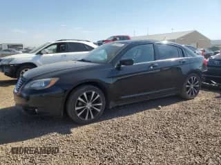 2014 Chrysler 200 Touring z VIN 1C3CCBBG7EN180313, wystawiony jako Copart lot #65048355 z przebiegiem 140 737 mil mil oraz Szkoda całkowita • Salvage title. Historia ofert i sprzedaży dostępna na DreamBid. Obrazek 1.