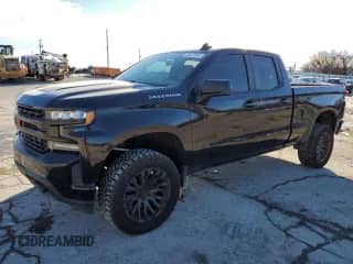 2019 Chevrolet Silverado 1500 RST z VIN 1GCRWDED0KZ231326, wystawiony jako Copart lot #45497815 z przebiegiem 97 960 mil mil oraz Szkoda całkowita • Salvage title. Historia ofert i sprzedaży dostępna na DreamBid. Obrazek 1.