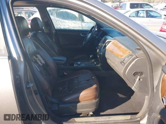 2011 Hyundai Equus Signature z VIN KMHGH4JF1BU034473, wystawiony jako IAAI lot #41263133 z przebiegiem 251 228 mil mil oraz . Historia ofert i sprzedaży dostępna na DreamBid. Obrazek 5.