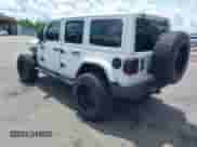 2021 Jeep Wrangler Unlimited Sahara Altitude z VIN 1C4HJXEN7MW518395, wystawiony jako IAAI lot #42484314 z przebiegiem 55 000 mil mil oraz . Historia ofert i sprzedaży dostępna na DreamBid. Obrazek 3.
