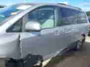 2011 Toyota Sienna LE z VIN 5TDKK3DC9BS047276, wystawiony jako IAAI lot #43385295 z przebiegiem 256 439 mil mil oraz . Historia ofert i sprzedaży dostępna na DreamBid. Obrazek 15.