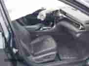 2020 Toyota Camry Hybrid XLE z VIN 4T1F31AK7LU521801, wystawiony jako IAAI lot #42707425 z przebiegiem 66 573 mil mil oraz . Historia ofert i sprzedaży dostępna na DreamBid. Obrazek 5.