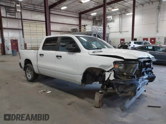 2023 Ram 1500 Tradesman z VIN 1C6RRFGG1PN641214, wystawiony jako IAAI lot #42658007 z przebiegiem 26 090 mil mil oraz . Historia ofert i sprzedaży dostępna na DreamBid. Obrazek 1.