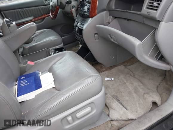 2005 Toyota Sienna XLE z VIN 5TDZA22C45S268447, wystawiony jako IAAI lot #42649973 z przebiegiem Nie podano mil oraz . Historia ofert i sprzedaży dostępna na DreamBid. Obrazek 5.