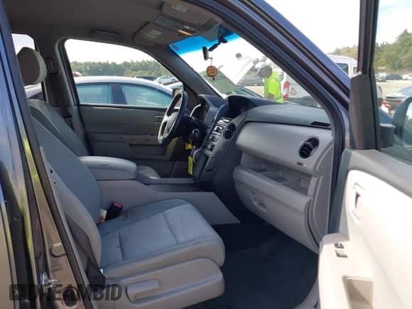 2014 Honda Pilot LX with VIN 5FNYF4H25EB007131, listed as a IAAI auction lot 43221868 with 107,587 mi miles and . Bid and sale history available at DreamBid. Image 5.