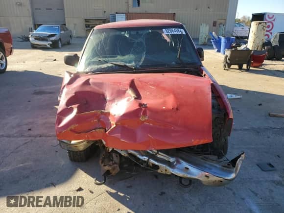 2001 Chevrolet S-10 LS with VIN 1GCDT13W21K175693, listed as a Copart auction lot 82664584 with Not provided miles and Salvage title. Bid and sale history available at DreamBid. Image 5.