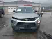 2023 Chevrolet TrailBlazer LS z VIN KL79MMS2XPB008233, wystawiony jako IAAI lot #42853018 z przebiegiem 21 766 mil mil oraz . Historia ofert i sprzedaży dostępna na DreamBid. Obrazek 12.