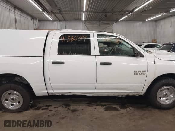 2018 Ram 1500 Express z VIN 1C6RR7KG7JS348228, wystawiony jako IAAI lot #41580734 z przebiegiem 96 631 mil mil oraz . Historia ofert i sprzedaży dostępna na DreamBid. Obrazek 14.