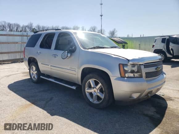 2010 Chevrolet Tahoe LTZ z VIN 1GNUKCE05AR173734, wystawiony jako Copart lot #50668755 z przebiegiem 240 752 mil mil oraz Szkoda całkowita • Salvage title. Historia ofert i sprzedaży dostępna na DreamBid. Obrazek 4.
