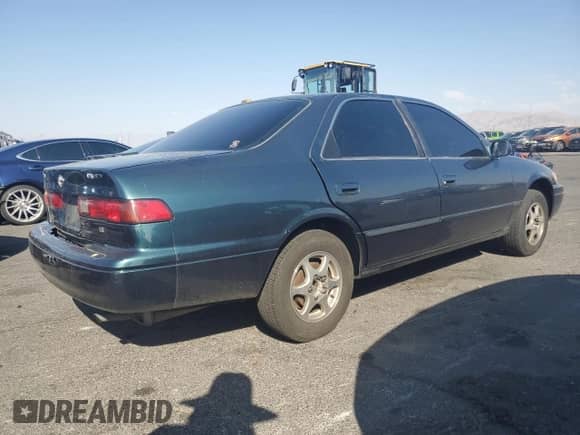 1997 Toyota Camry LE z VIN JT2BG22K0V0003351, wystawiony jako Copart lot #68922285 z przebiegiem 233 760 mil mil oraz Szkoda całkowita • Salvage title. Historia ofert i sprzedaży dostępna na DreamBid. Obrazek 3.