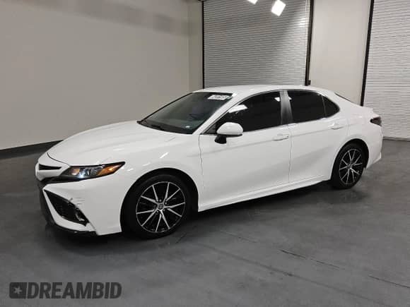 2021 Toyota Camry SE z VIN 4T1G11AK7MU600509, wystawiony jako Copart lot #84381585 z przebiegiem 80 060 mil mil oraz Czysty tytuł • Clean title. Historia ofert i sprzedaży dostępna na DreamBid. Obrazek 1.