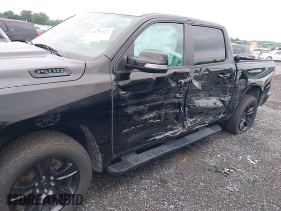 2021 Ram 1500 Big Horn z VIN 1C6SRFFTXMN654202, wystawiony jako IAAI lot #42699427 z przebiegiem 39 901 mil mil oraz . Historia ofert i sprzedaży dostępna na DreamBid. Obrazek 6.