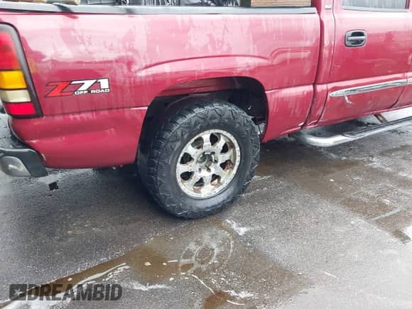 2004 GMC Sierra 1500 SLE z VIN 2GTEK13TX41417048, wystawiony jako IAAI lot #42403447 z przebiegiem 222 760 mil mil oraz . Historia ofert i sprzedaży dostępna na DreamBid. Obrazek 17.