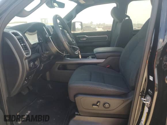 2023 Ram 1500 Big Horn z VIN 1C6RREBT6PN545366, wystawiony jako Copart lot #71802624 z przebiegiem Nie podano mil oraz Szkoda całkowita • Salvage title. Historia ofert i sprzedaży dostępna na DreamBid. Obrazek 7.