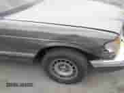 1982 Mercedes-Benz 300 SD z VIN WDBCB20A2CB021029, wystawiony jako IAAI lot #42752691 z przebiegiem 183 390 mil mil oraz . Historia ofert i sprzedaży dostępna na DreamBid. Obrazek 13.