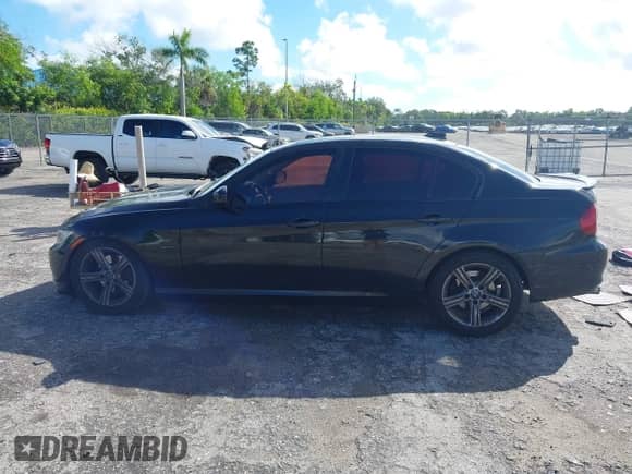 2009 BMW 3 Series 328i z VIN WBAPH73539E127636, wystawiony jako IAAI lot #43388990 z przebiegiem 117 602 mil mil oraz . Historia ofert i sprzedaży dostępna na DreamBid. Obrazek 14.