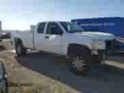 2011 Chevrolet Silverado 3500 z VIN 1GC5K0CG5BZ130847, wystawiony jako Copart lot #74311024 z przebiegiem 251 940 mil mil oraz Szkoda całkowita • Salvage title. Historia ofert i sprzedaży dostępna na DreamBid. Obrazek 4.