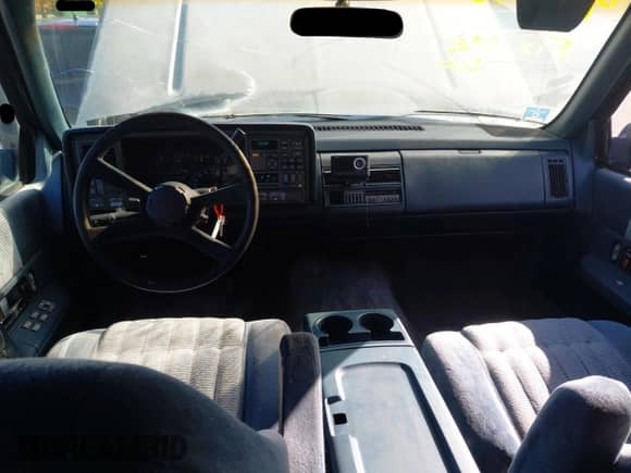 1994 Chevrolet Suburban with VIN 1GNEC16KXRJ386307, listed as a Copart auction lot 86802095 with 187,051 mi miles and Clean title. Bid and sale history available at DreamBid. Image 9.