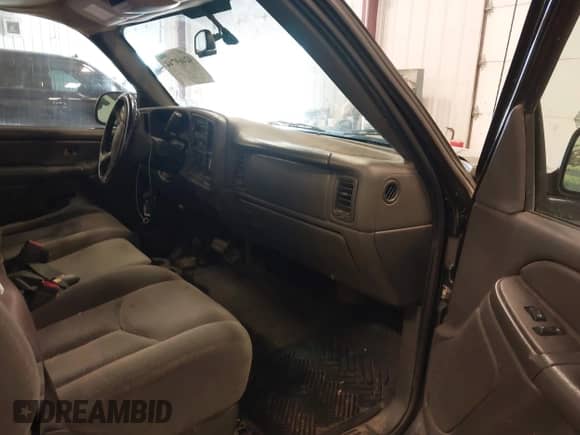 2004 Chevrolet Silverado 1500 LS z VIN 1GCEK14T04E225456, wystawiony jako IAAI lot #42469744 z przebiegiem 105 742 mil mil oraz . Historia ofert i sprzedaży dostępna na DreamBid. Obrazek 5.