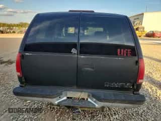 1998 Chevrolet Tahoe z VIN 1GNEK13R1WJ318252, wystawiony jako Copart lot #86267815 z przebiegiem 248 020 mil mil oraz Szkoda całkowita • Salvage title. Historia ofert i sprzedaży dostępna na DreamBid. Obrazek 6.