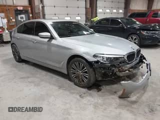 2019 BMW 5 Series 530e xDrive z VIN WBAJB1C59KB376289, wystawiony jako IAAI lot #42011352 z przebiegiem 63 019 mil mil oraz . Historia ofert i sprzedaży dostępna na DreamBid. Obrazek 1.