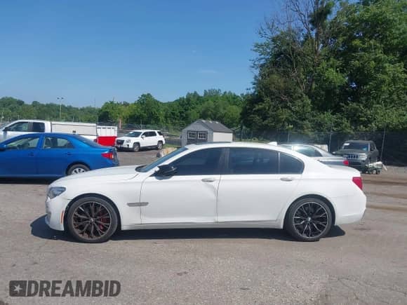 2013 BMW 7 Series 750Li xDrive with VIN WBAYF8C51DD139735, listed as a IAAI auction lot 42590928 with 118,984 mi miles and . Bid and sale history available at DreamBid. Image 14.
