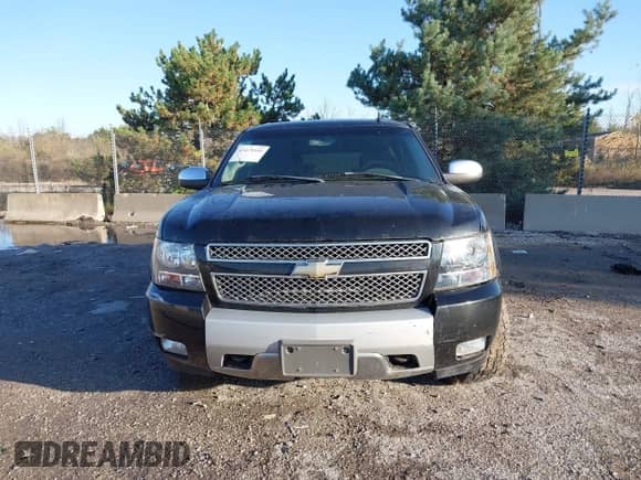 2008 Chevrolet Suburban LTZ z VIN 3GNFK16398G157049, wystawiony jako IAAI lot #43479350 z przebiegiem 147 963 mil mil oraz . Historia ofert i sprzedaży dostępna na DreamBid. Obrazek 12.