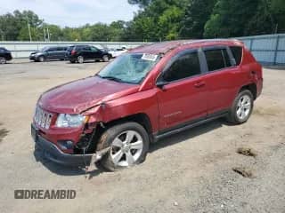 2013 Jeep Compass Sport z VIN 1C4NJCBA2DD102716, wystawiony jako Copart lot #70080645 z przebiegiem 97 396 mil mil oraz Szkoda całkowita • Salvage title. Historia ofert i sprzedaży dostępna na DreamBid. Obrazek 1.