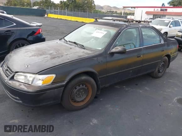 2000 Toyota Camry LE z VIN JT2BG22K4Y0526814, wystawiony jako IAAI lot #43522514 z przebiegiem 210 775 mil mil oraz . Historia ofert i sprzedaży dostępna na DreamBid. Obrazek 2.