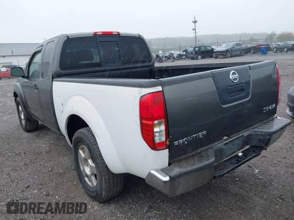 2008 Nissan Frontier SE z VIN 1N6AD06WX8C440416, wystawiony jako IAAI lot #43438253 z przebiegiem 136 997 mil mil oraz . Historia ofert i sprzedaży dostępna na DreamBid. Obrazek 3.