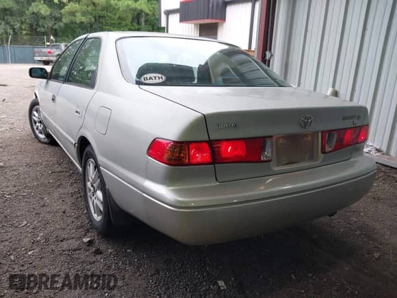 2001 Toyota Camry LE z VIN 4T1BF22K51U958185, wystawiony jako IAAI lot #42913557 z przebiegiem 141 066 mil mil oraz . Historia ofert i sprzedaży dostępna na DreamBid. Obrazek 3.