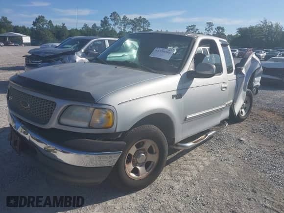 2000 Ford F-150 XL z VIN 1FTZX1729YNB24265, wystawiony jako IAAI lot #42330505 z przebiegiem Nie podano mil oraz . Historia ofert i sprzedaży dostępna na DreamBid. Obrazek 2.