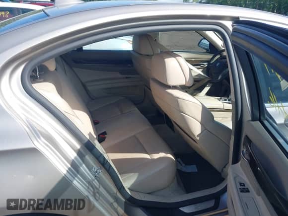 2009 BMW 7 Series 750i z VIN WBAKA83509CY35262, wystawiony jako IAAI lot #42807314 z przebiegiem 104 433 mil mil oraz . Historia ofert i sprzedaży dostępna na DreamBid. Obrazek 8.