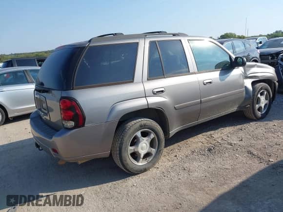 2008 Chevrolet TrailBlazer 2LT z VIN 1GNDS13S082145805, wystawiony jako IAAI lot #43350537 z przebiegiem 162 940 mil mil oraz . Historia ofert i sprzedaży dostępna na DreamBid. Obrazek 4.