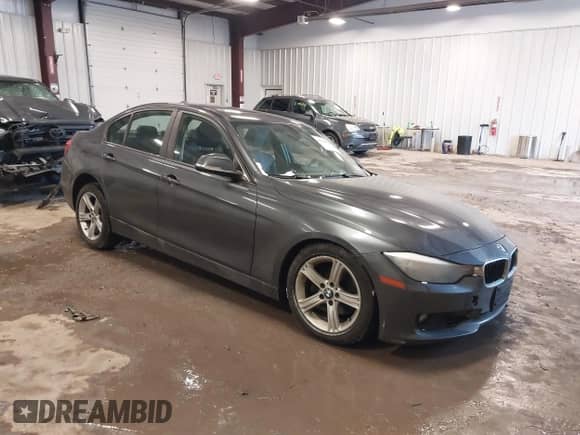 2013 BMW 3 Series 328i xDrive z VIN WBA3B3G55DNP38473, wystawiony jako IAAI lot #41278450 z przebiegiem 130 495 mil mil oraz . Historia ofert i sprzedaży dostępna na DreamBid. Obrazek 1.