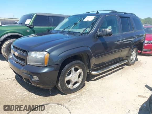 2006 Chevrolet TrailBlazer LT z VIN 1GNDT13S562148113, wystawiony jako IAAI lot #42811088 z przebiegiem 178 892 mil mil oraz . Historia ofert i sprzedaży dostępna na DreamBid. Obrazek 2.