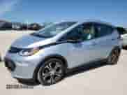 2018 Chevrolet Bolt EV Premier z VIN 1G1FX6S03J4117760, wystawiony jako Copart lot #49595633 z przebiegiem 48 689 mil mil oraz . Historia ofert i sprzedaży dostępna na DreamBid. Obrazek 1.