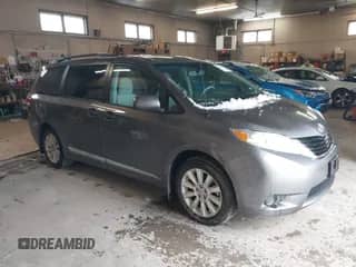 2014 Toyota Sienna LE z VIN 5TDJK3DC9ES071870, wystawiony jako IAAI lot #41133491 z przebiegiem 82 134 mil mil oraz . Historia ofert i sprzedaży dostępna na DreamBid. Obrazek 1.